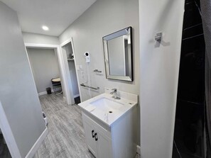 Standard Room, 1 King Bed, Kitchenette | Bathroom | Combined shower/tub, free toiletries, hair dryer - Hillside Inn Pembroke (Pembroke)