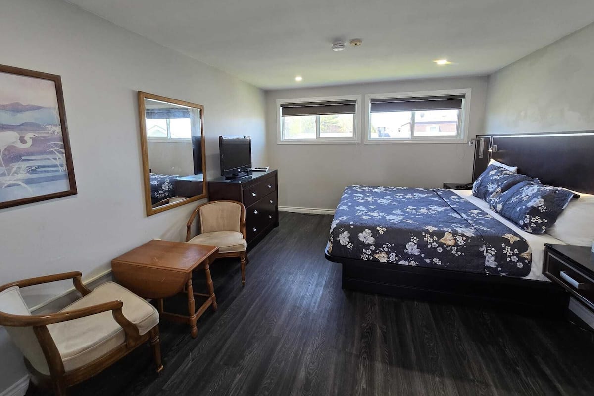 Standard Room, 1 King Bed, Kitchenette | Desk, free WiFi, bed sheets