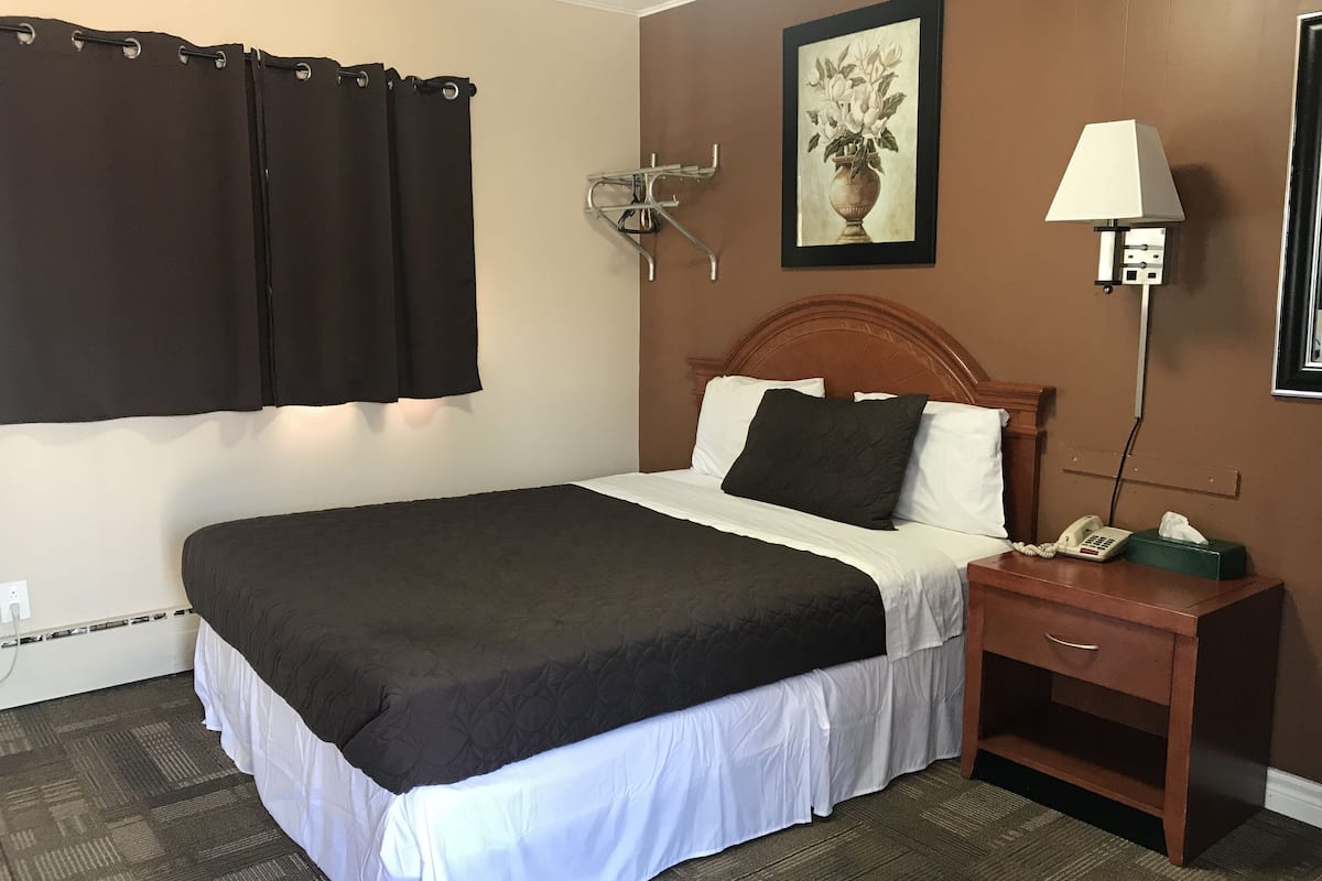 Standard Room, 1 Queen Bed | Desk, free WiFi, bed sheets