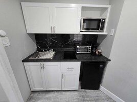 Quarto standard, 1 cama King, cozinha americana | Cozinha americana privada | Geladeira, micro-ondas