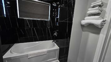 Combined shower/tub, free toiletries, hair dryer