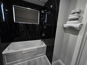 Vòi sen/bồn tắm kết hợp, đồ dùng nhà tắm miễn phí, máy sấy tóc 