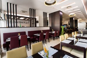 Breakfast, lunch, dinner served; international cuisine - Best Night (Algiers)