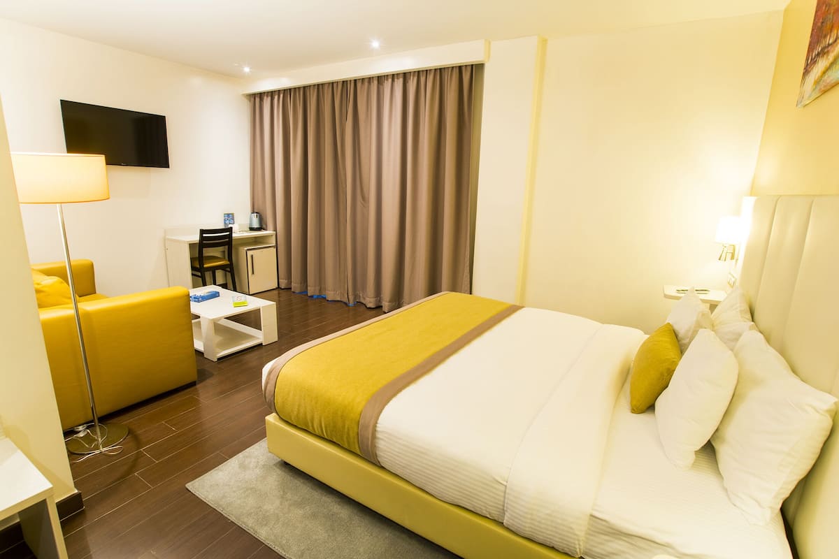 Premium bedding, in-room safe, desk, blackout drapes