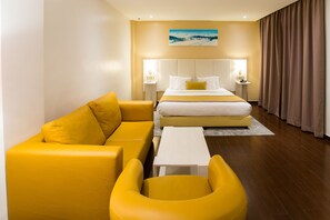 Suite júnior | Roba de llit d'alta qualitat, caixa forta a l'habitació i escriptori 