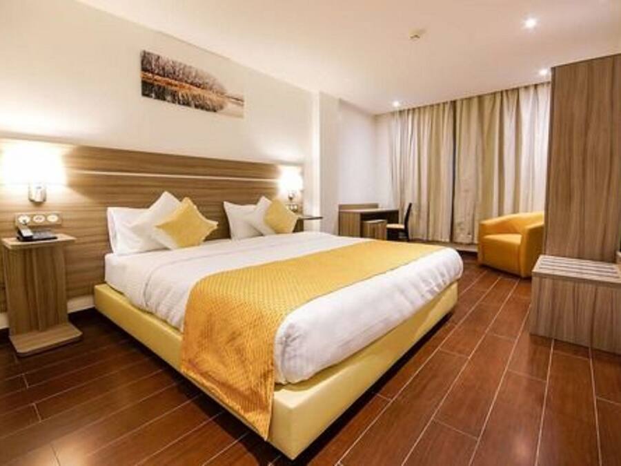Premium bedding, in-room safe, desk, blackout drapes