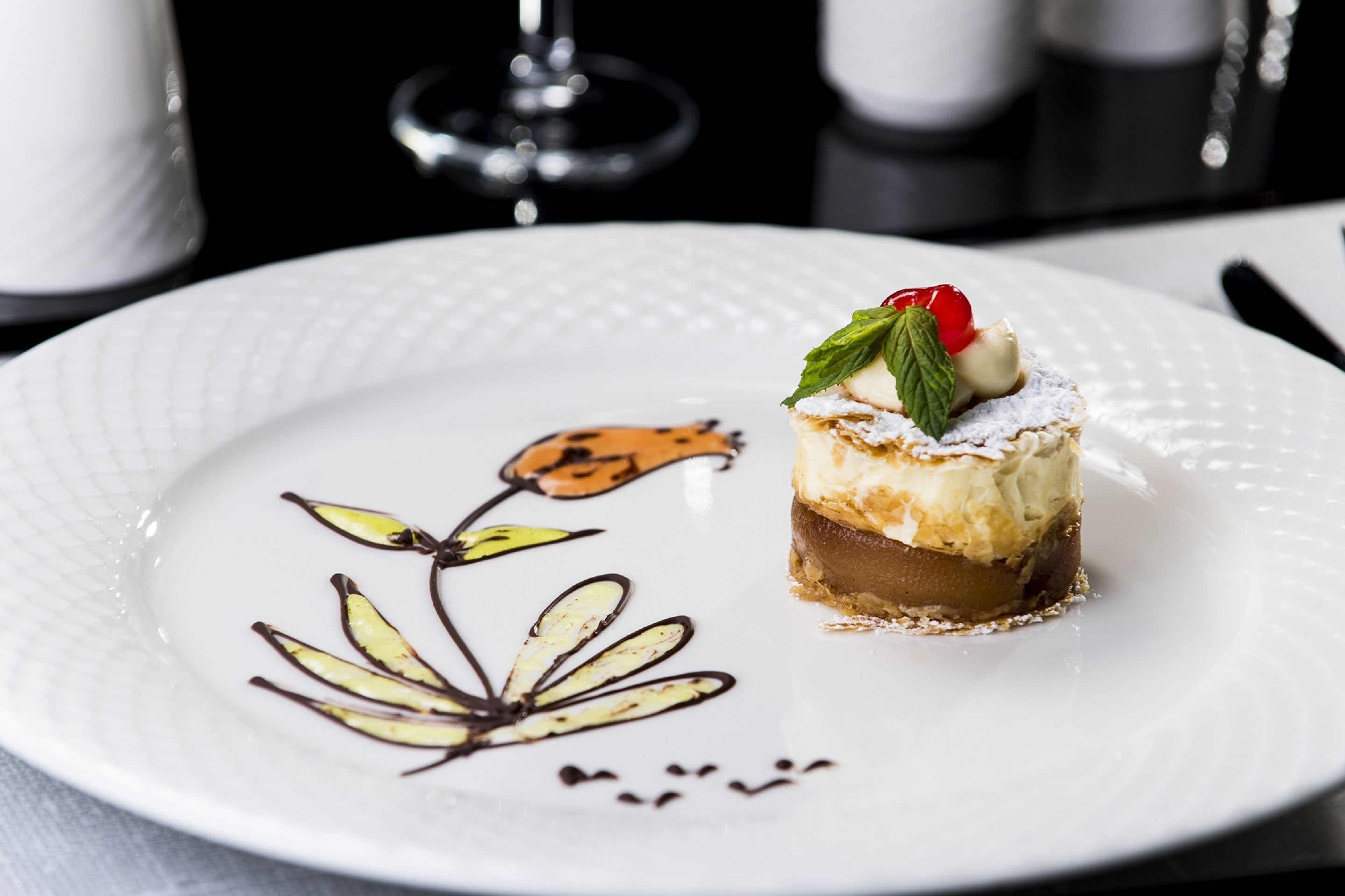 Un postre sobre un plat blanc amb un disseny floral.