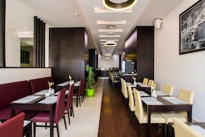 Breakfast, lunch and dinner served - Best Night (Algiers)