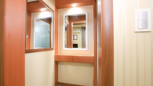 A narrow hallway with wooden paneling and a tiled floor. - Goodstay Daegwallyeongsanbang (Pyeongchang)