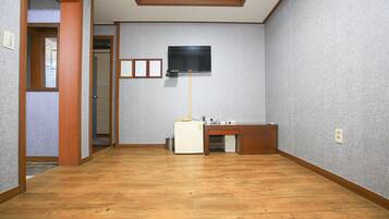 Ondol Room | Living area | Flat-screen TV