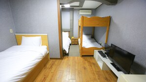 A room with two single beds, a bunk bed, a television, and a desk with a computer. - Goodstay Daegwallyeongsanbang (Pyeongchang)