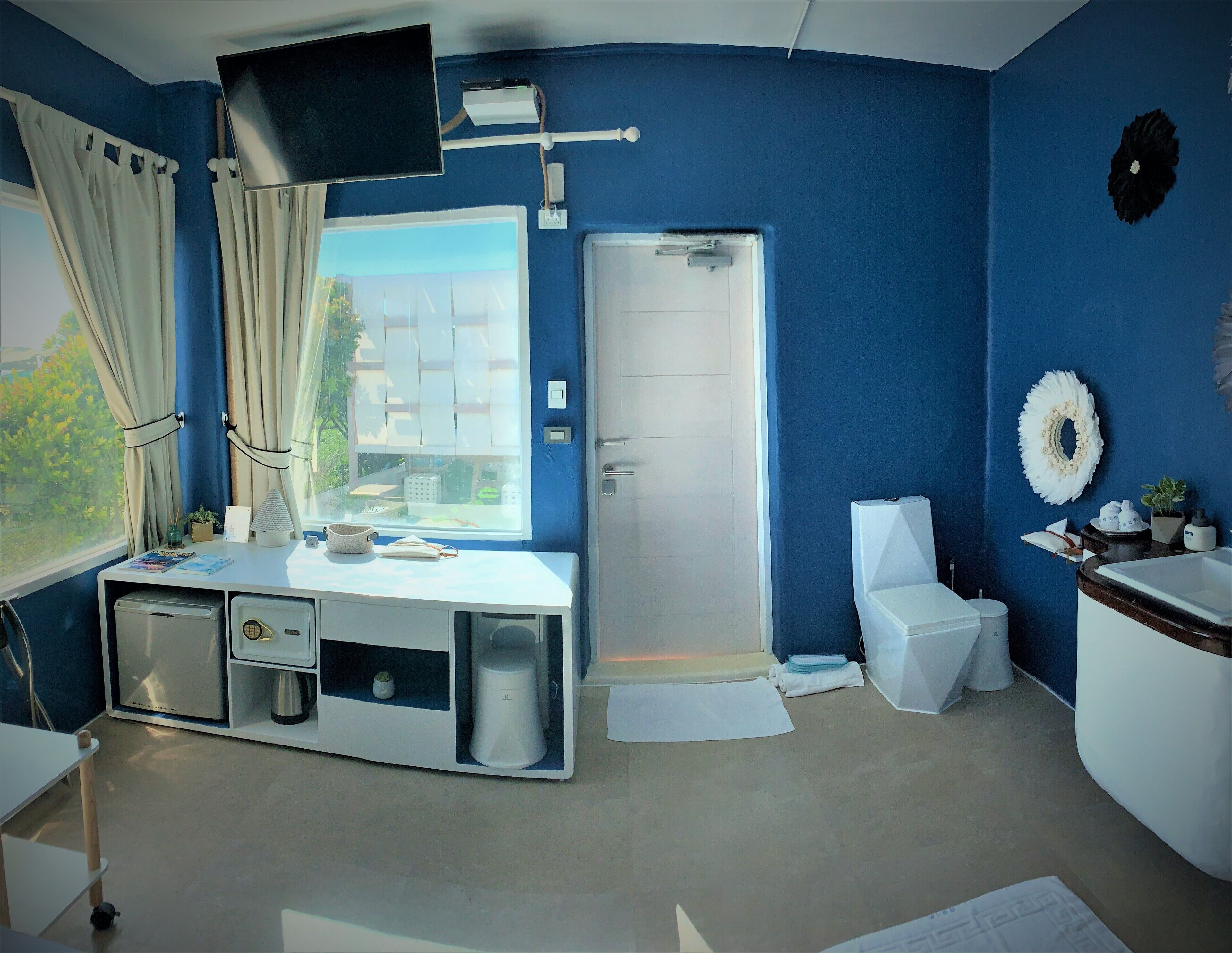 deluxe double room, 1 king bed, mountain view | minibar, in-room safe, soundproofing, free wifi