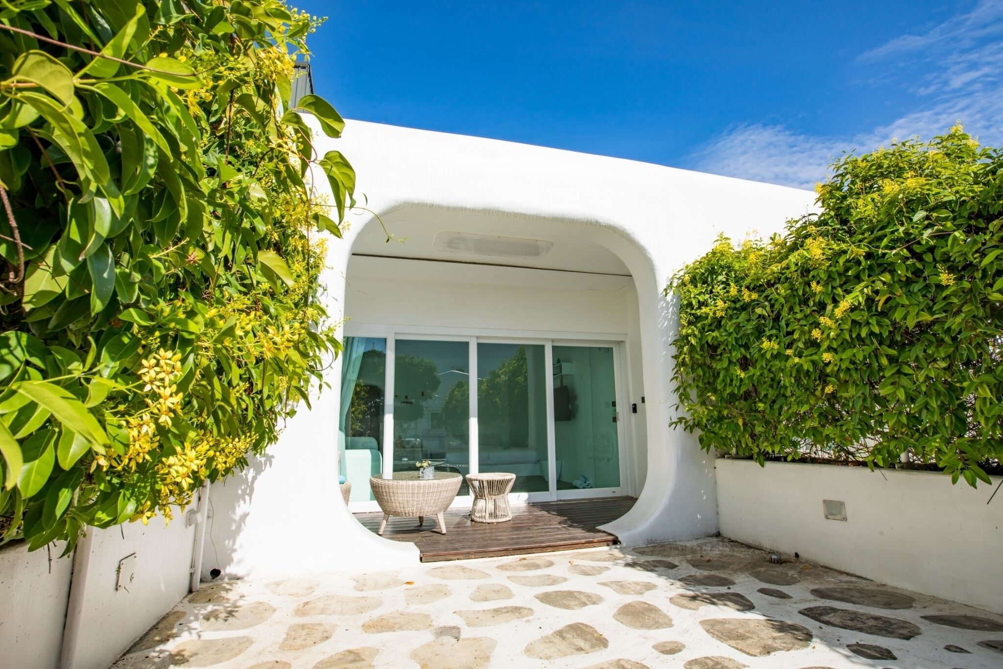 deluxe double room, 1 king bed, courtyard view, garden area | minibar, in-room safe, soundproofing, free wifi