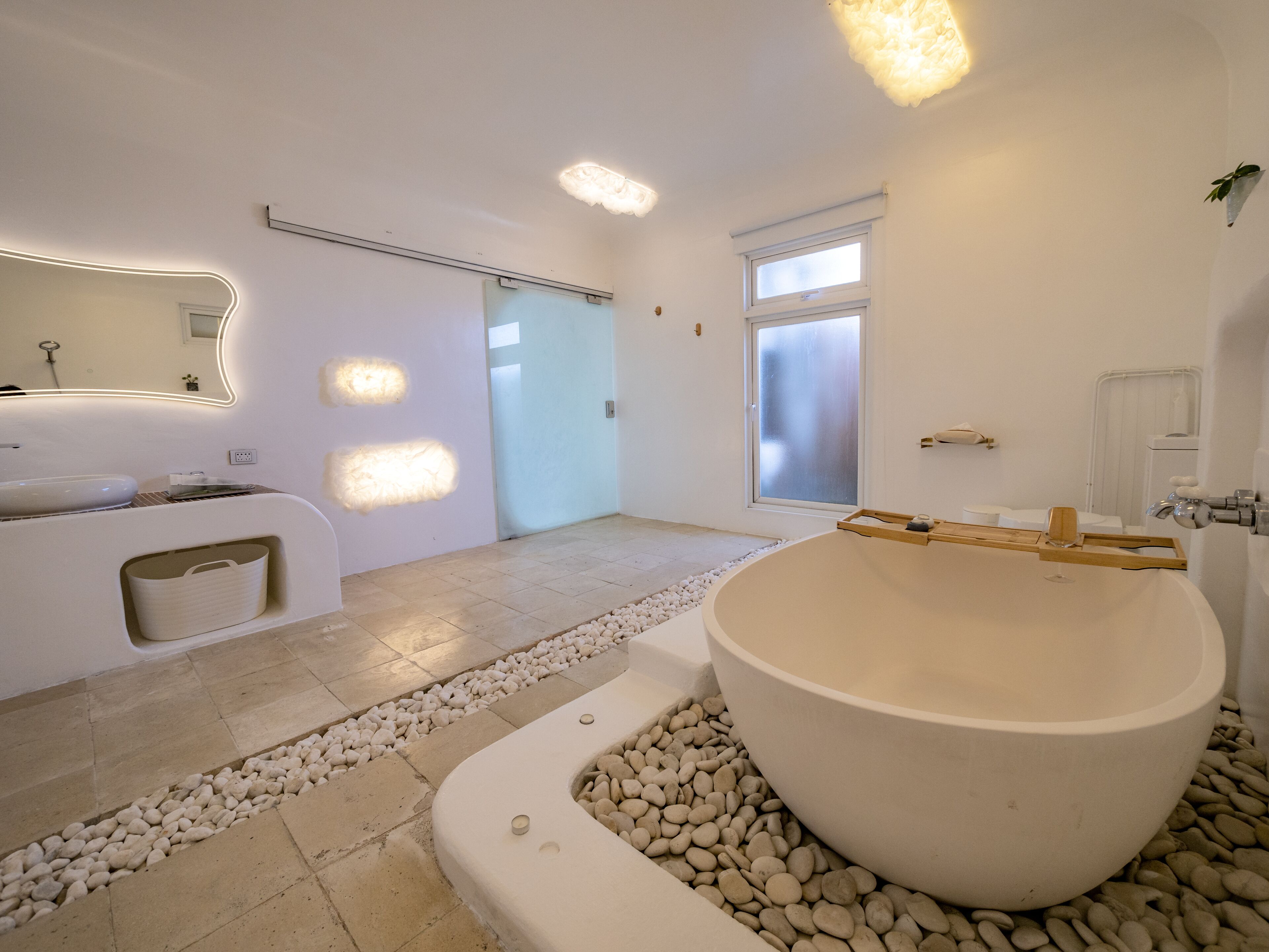 deluxe double room, 1 king bed, courtyard view, garden area | minibar, in-room safe, soundproofing, free wifi