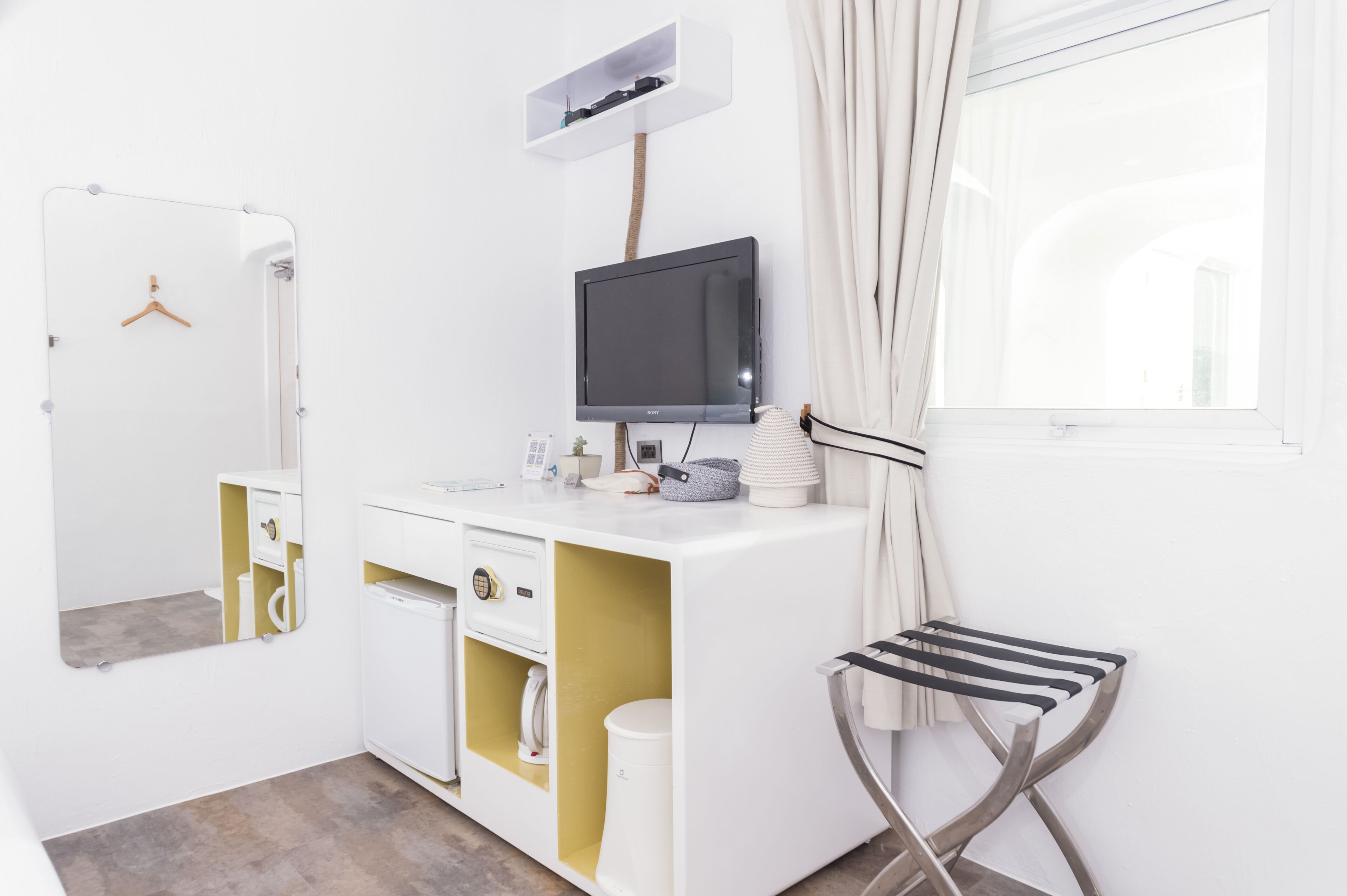 deluxe double room, 1 king bed, mountain view | minibar, in-room safe, soundproofing, free wifi