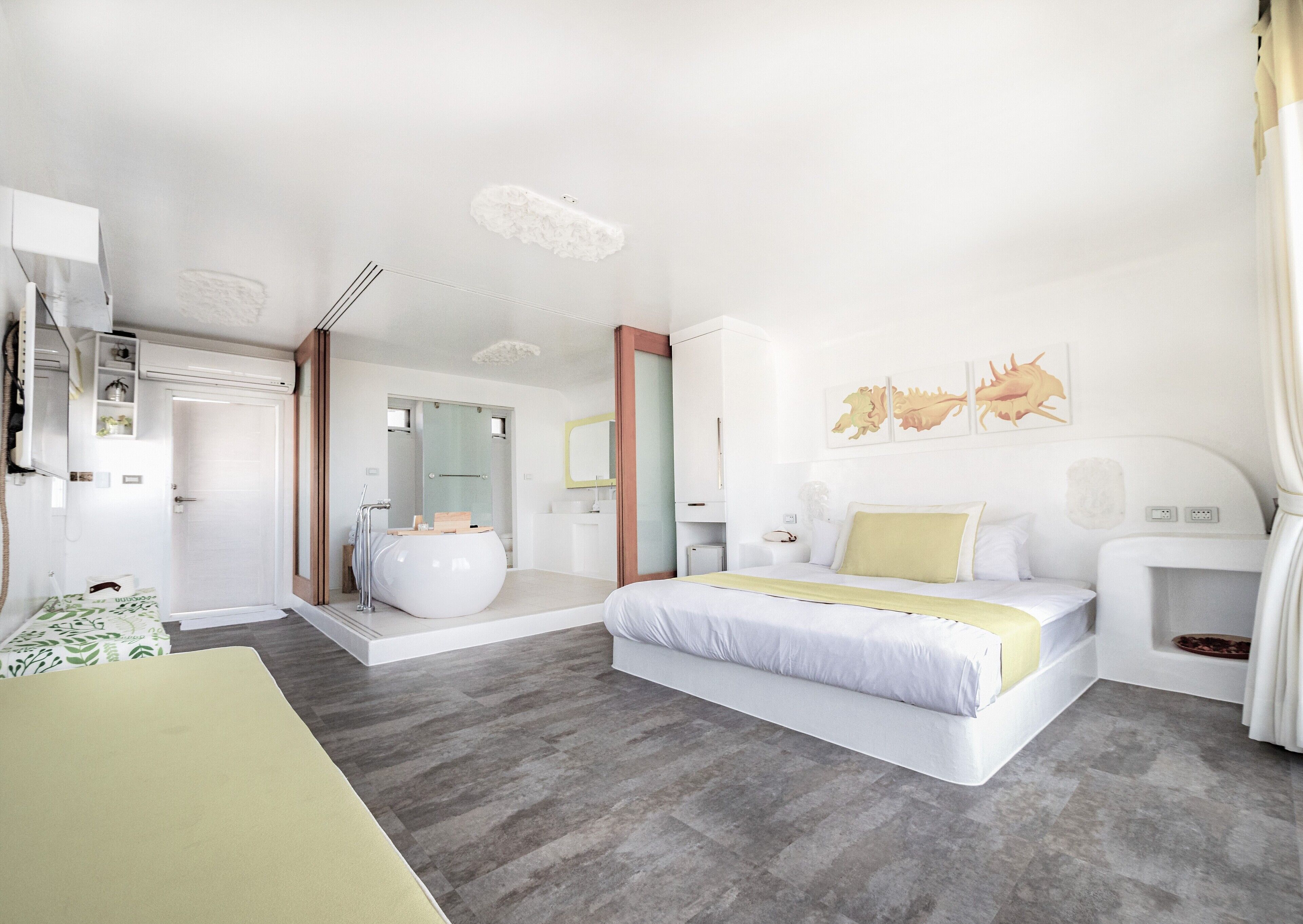 deluxe double room, 1 king bed, balcony, ocean view | minibar, in-room safe, soundproofing, free wifi