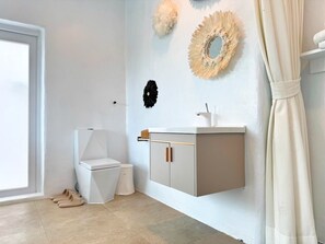 Secador de pelo, pantuflas, toallas