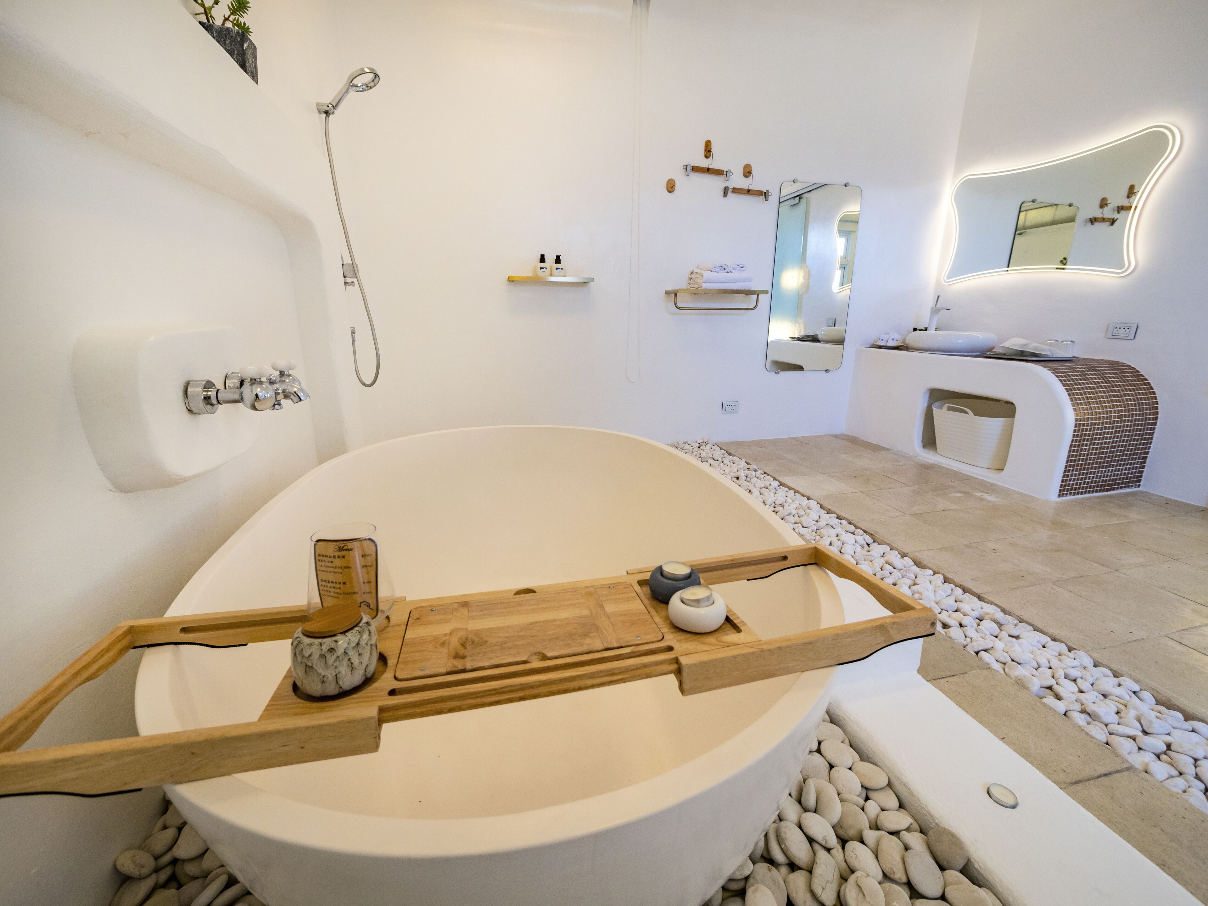 Quarto casal luxo, 1 cama King, vista para o pátio, no jardim | Frigobar, cofres nos quartos, quartos à prova de som, Wi-Fi de cortesia
