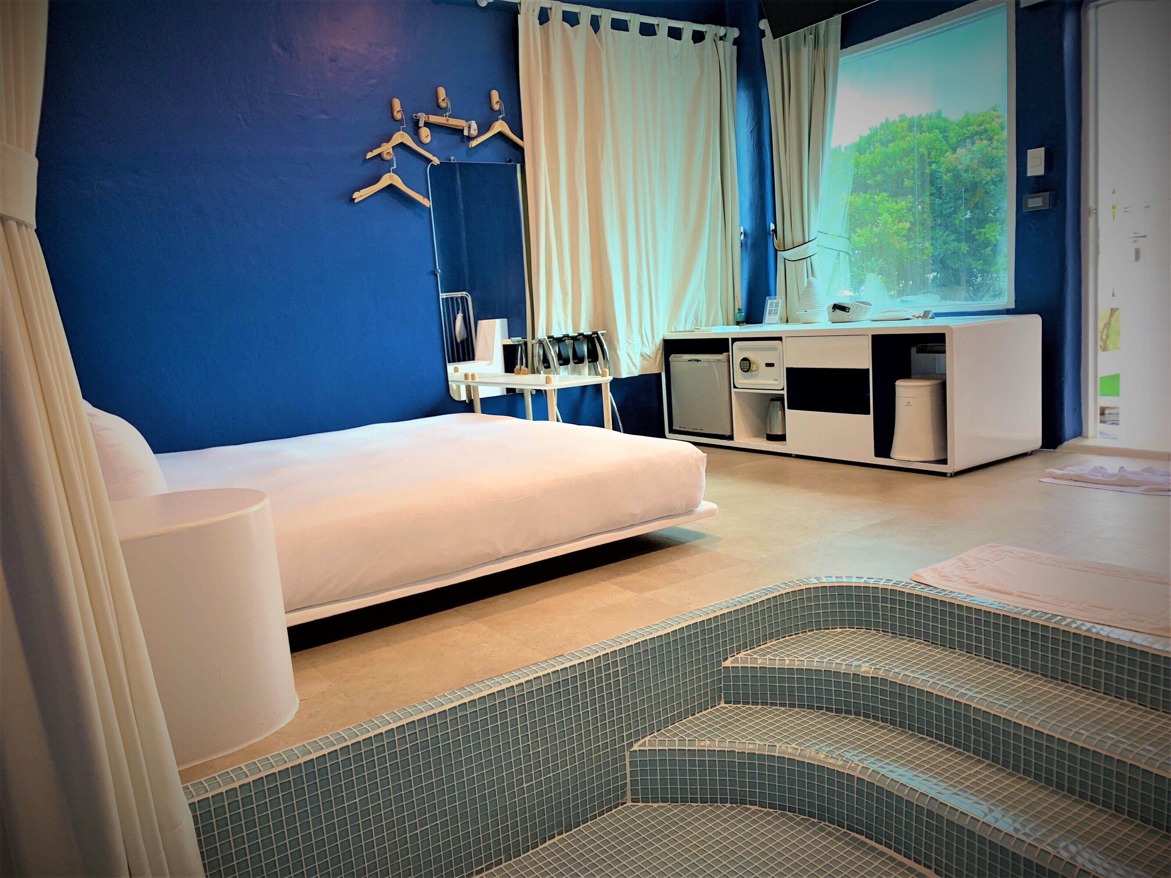 deluxe double room, 1 king bed, mountain view | minibar, in-room safe, soundproofing, free wifi