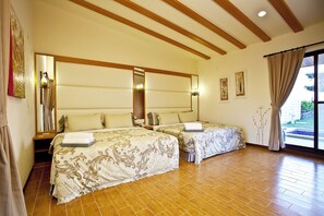 Familie villa, 2 queensize bedden, uitzicht op zee (Extra fee $500 for private pool) | Luxe beddengoed, een gratis minibar, een bureau