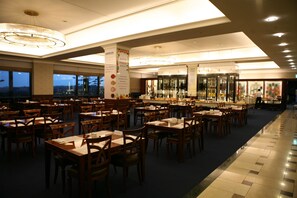 2 restaurants; breakfast, lunch, and dinner served - PineRidge Resort (Goseong)