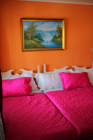 Standardzimmer, 1 Doppelbett, Meerblick | 4 Schlafzimmer, individuell dekoriert, Schreibtisch