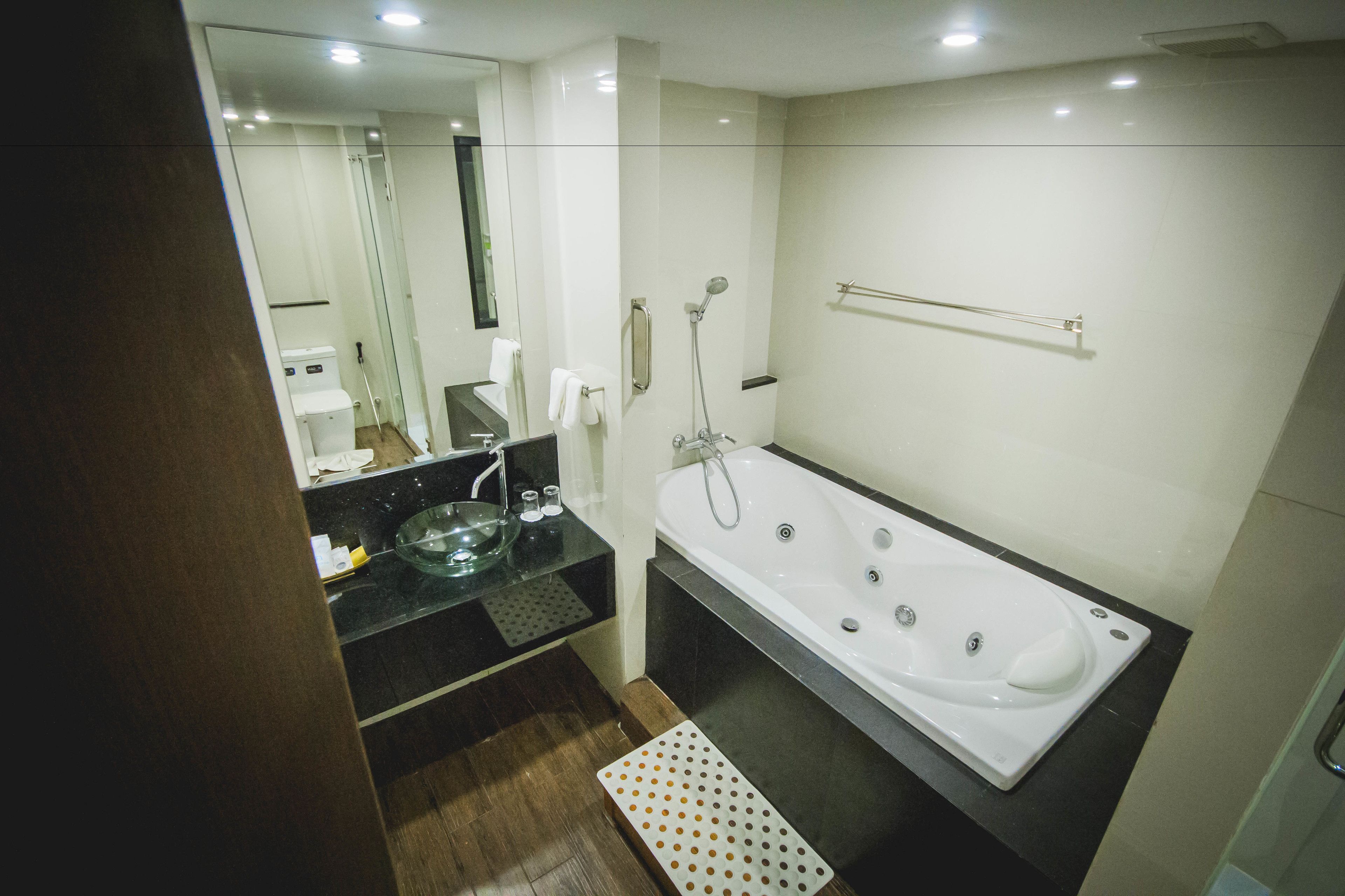 studio room | bathroom | shower, free toiletries, towels