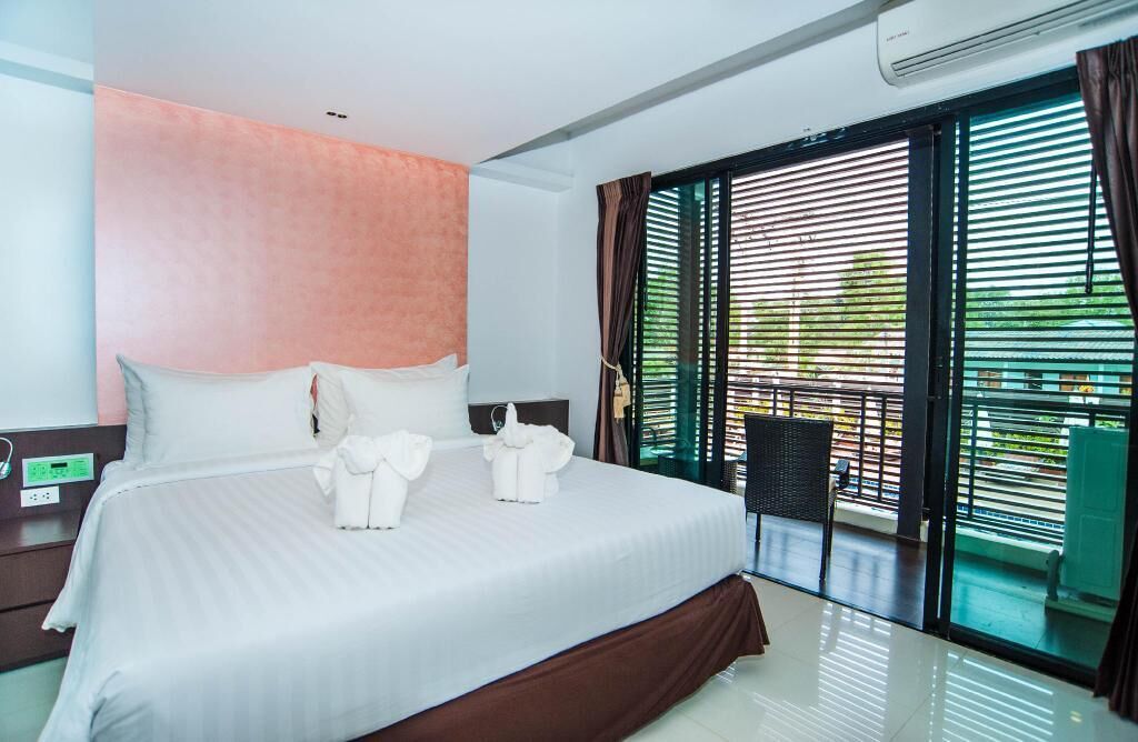 In-room safe, WiFi (free), bed sheets