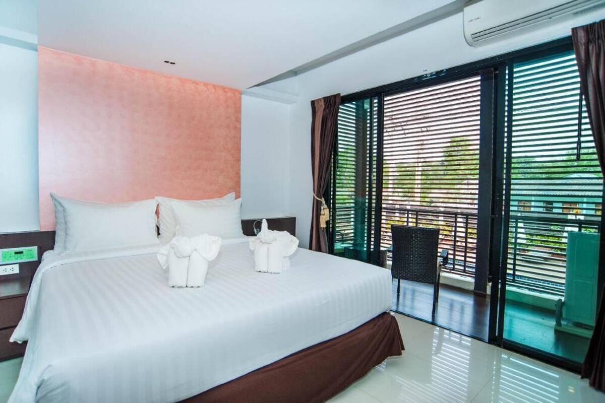 In-room safe, WiFi (free), bed sheets