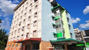 A multi-story building with balconies and a ground-level entrance. - Choktawee Smile (Chiang Mai)