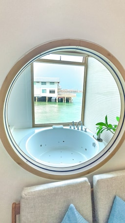 Honeymoon Room | 高档床上用品、迷你吧(备有免费物品)、免费 WiFi、床单. 月光科兰