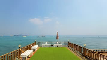 Een 43-inch lcd-televisie met kabelzenders en een televisie