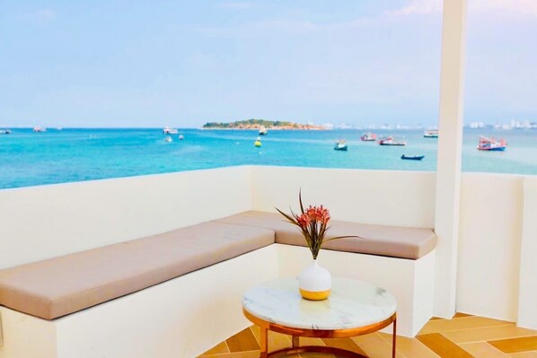 Honeymoon Room | Área de sala de estar | Televisión LCD de 43 pulgadas con canales por cable y televisión 