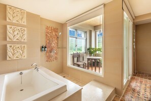 Deluxe Double Room with Bathtub | Blackout drapes, free WiFi, bed sheets - Kenting Shen's Homestay (Hengchun)