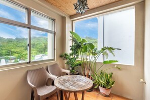 デラックス ダブルルーム 浴槽 | 遮光カーテン、WiFi (無料)、ベッドシーツ