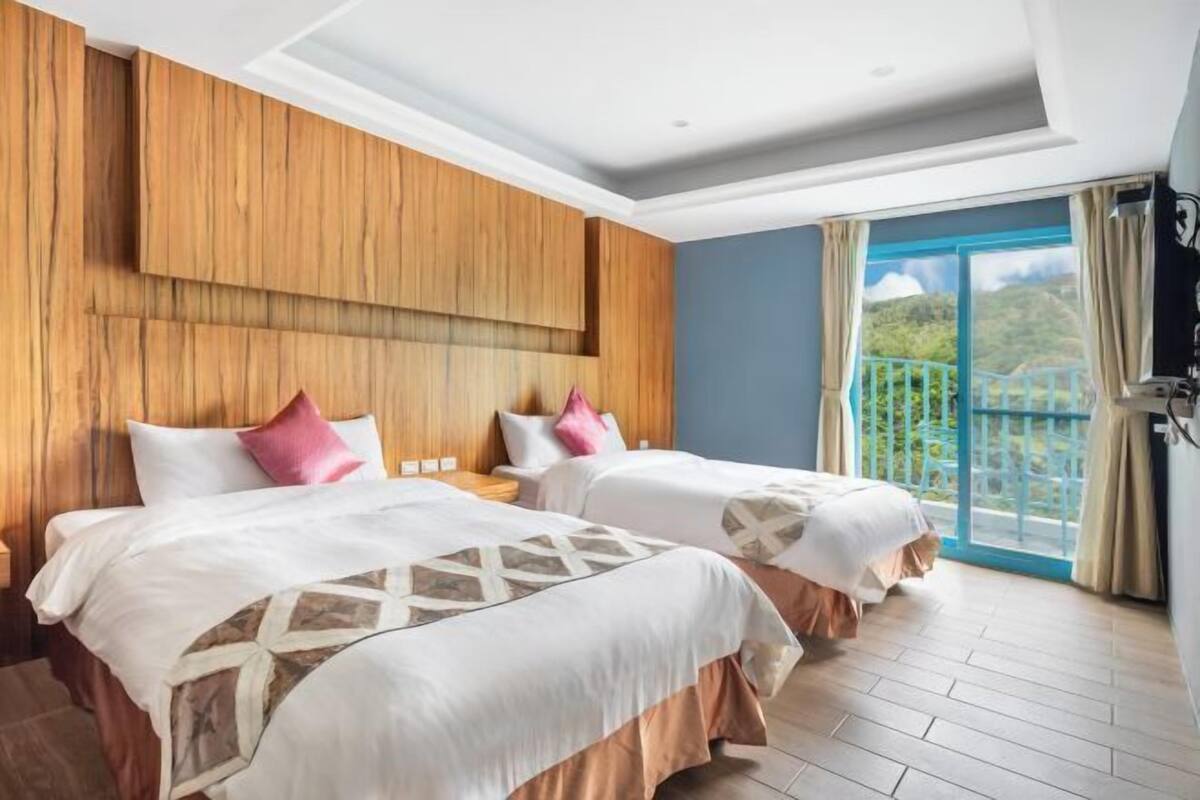 Blackout drapes, WiFi (free), bed sheets
