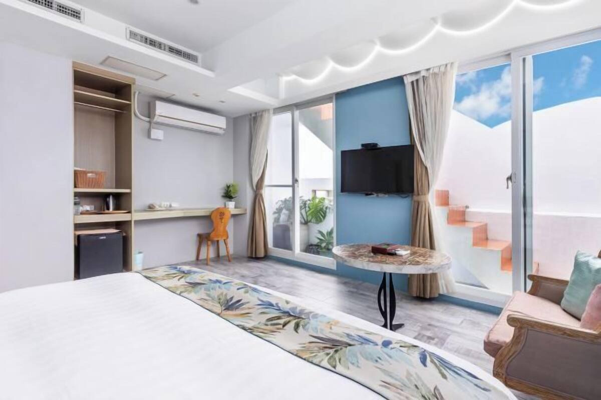 Blackout drapes, WiFi (free), bed sheets