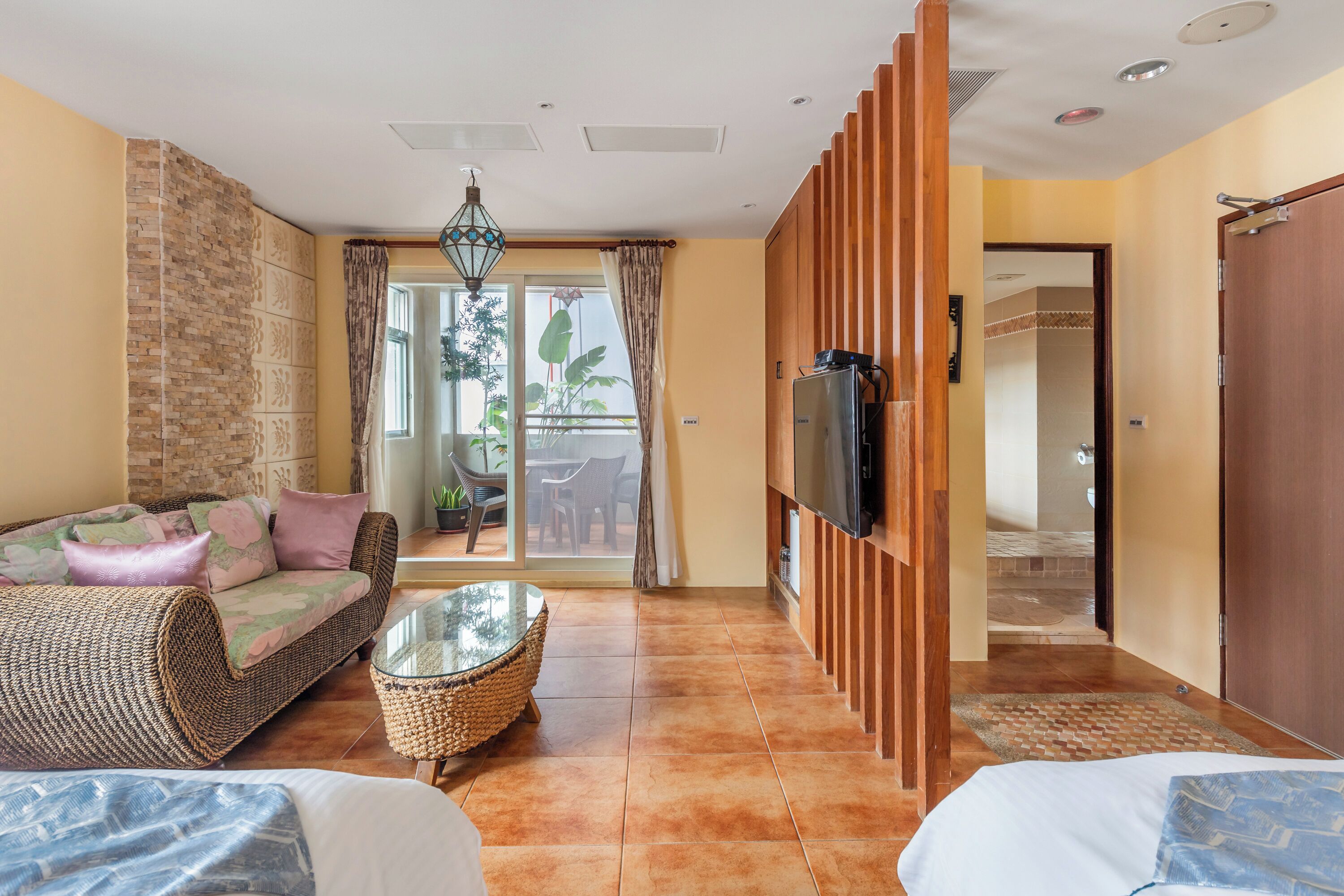 Cortinas blackout, wifi gratis y ropa de cama 