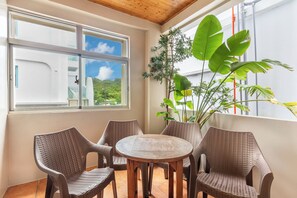 4 人部屋 バルコニー | 遮光カーテン、WiFi (無料)、ベッドシーツ