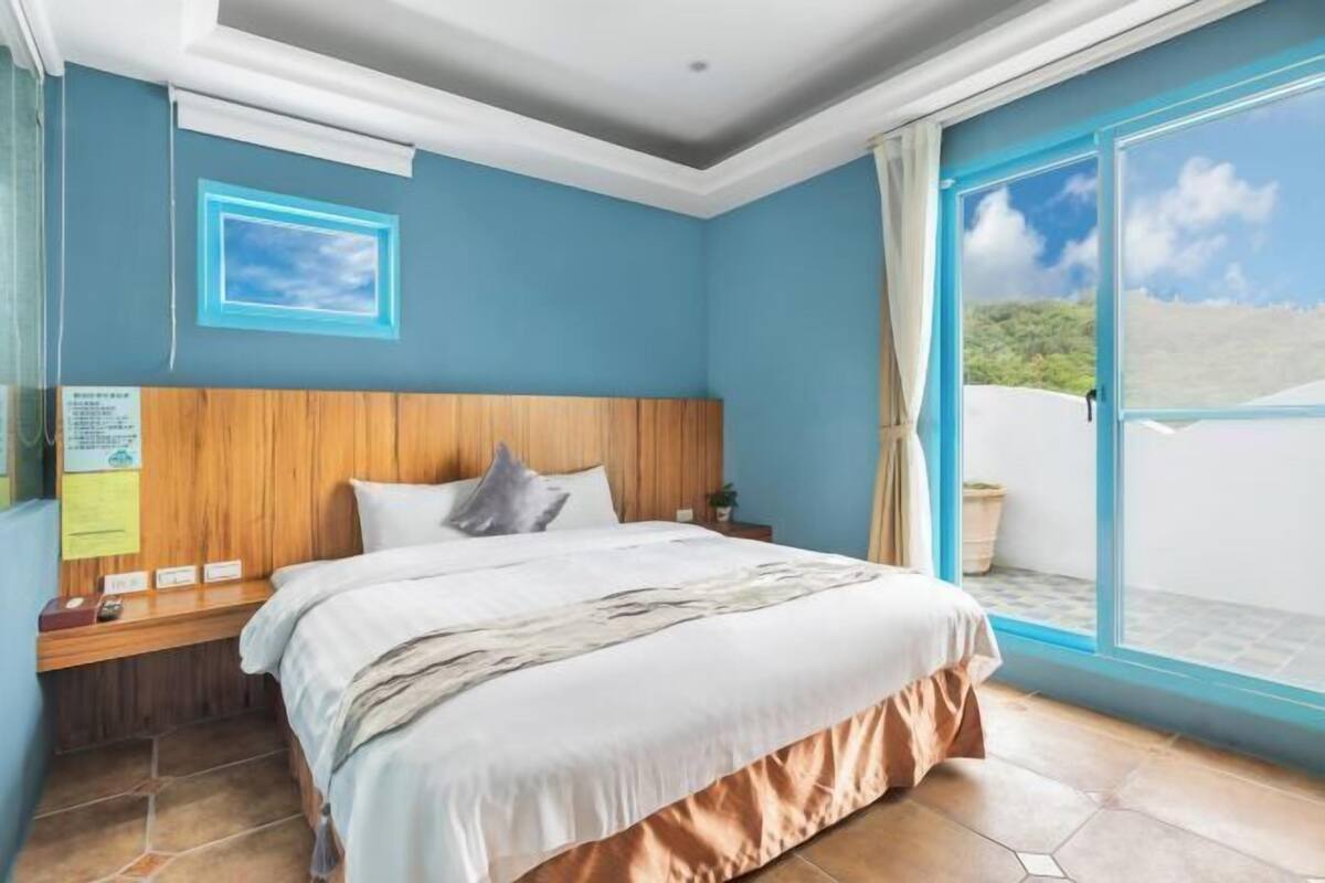 Blackout drapes, WiFi (free), bed sheets