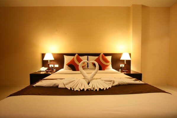 In-room safe, desk, free WiFi