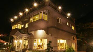 Fassade der Unterkunft â Abend/Nacht