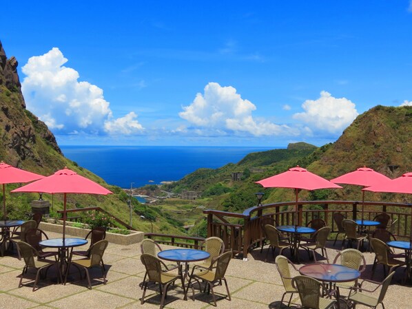 Mittagessen und Abendessen, Blick aufs Meer