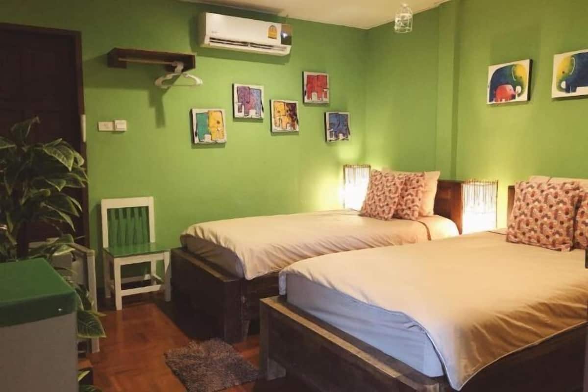 In-room safe, desk, free WiFi