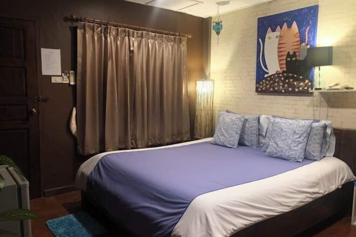 In-room safe, desk, free WiFi
