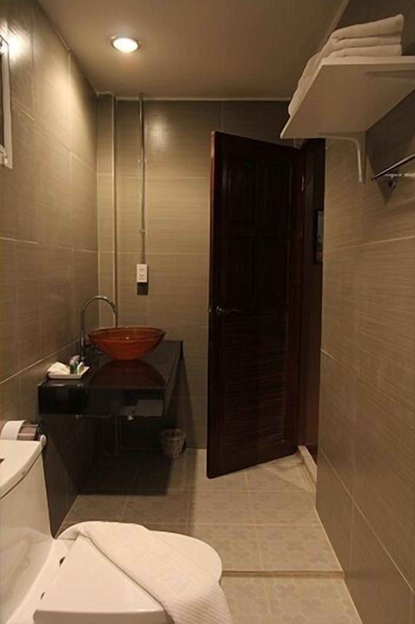 standard double room | bathroom | shower, free toiletries, hair dryer, towels