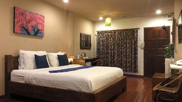 In-room safe, desk, WiFi (free)