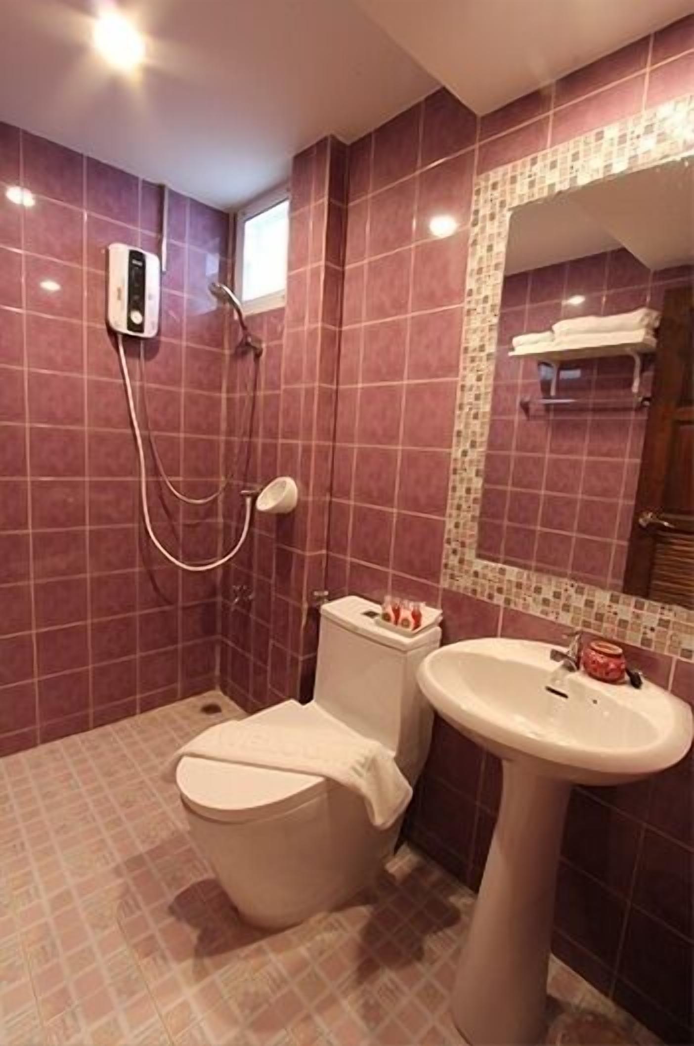standard double room | bathroom | shower, free toiletries, hair dryer, towels
