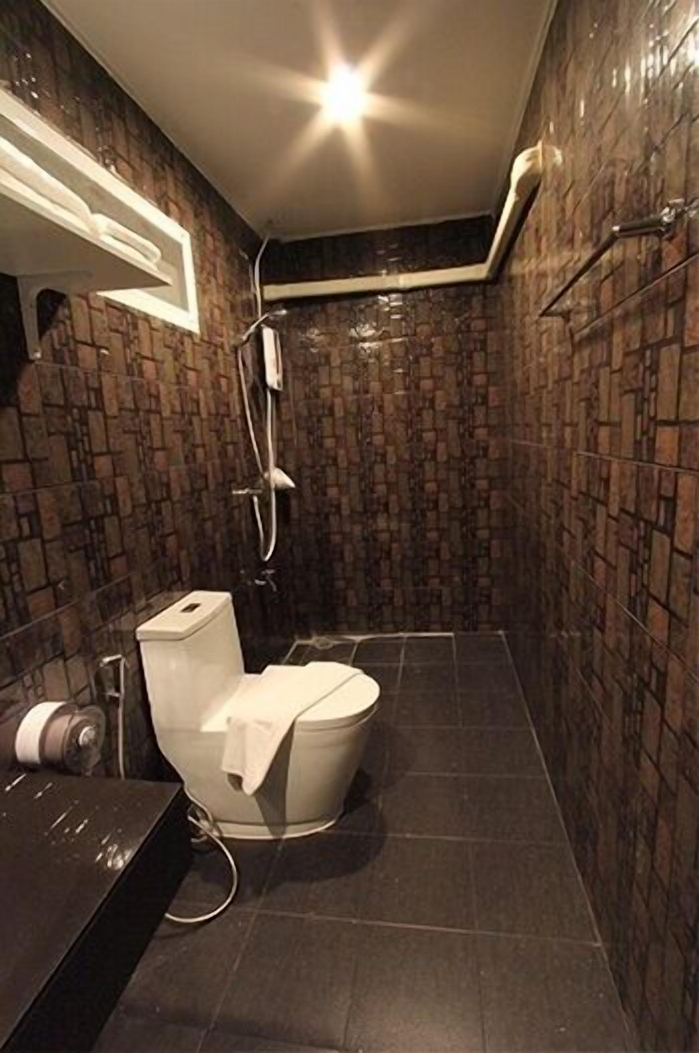 standard double room | bathroom | shower, free toiletries, hair dryer, towels