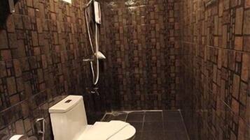 Standard Double Room | Bathroom | Shower, free toiletries, hair dryer, towels